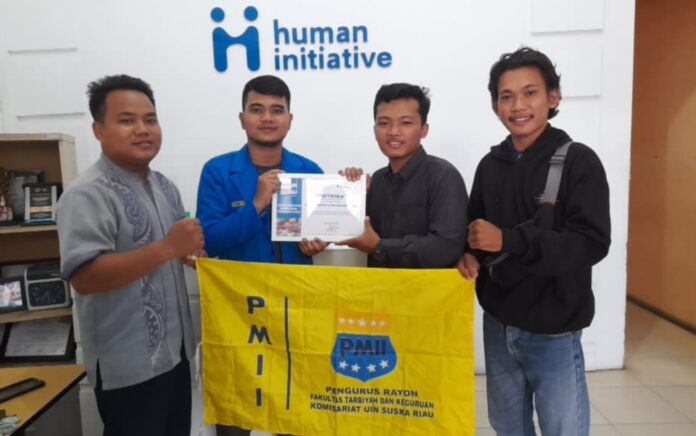Peduli Korban Gempa Pasaman Barat, Dua Rayon PMII di Uin Suska Riau Serahkan Hasil Galang Dana ke Human Initiative