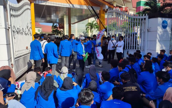 Minyak Goreng Dinilai Masih Mahal dan Langka, Mahasiswa FH UIR Demo di DPRD Riau