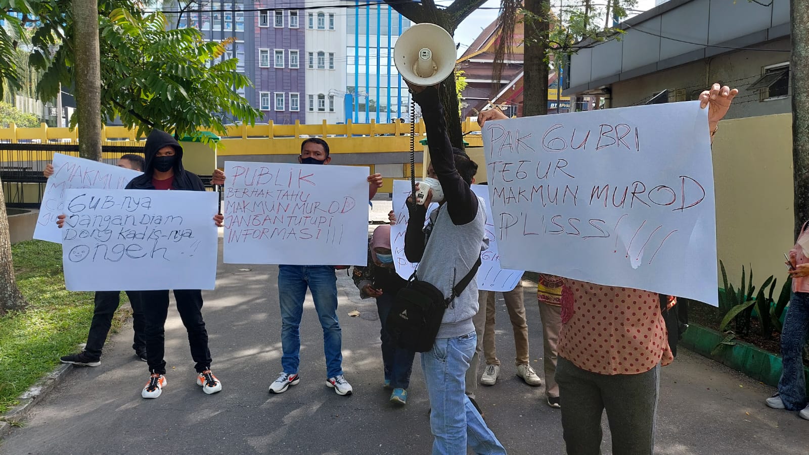 Gara-gara Blokir Nomor WA, Kepala Dinas LHK Riau Didemo Wartawan