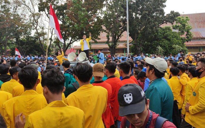 Unjuk Rasa Mahasiswa di DPRD Riau Berjalan Tertib dan Lancar, Massa Aksi Ditemui Ketua Dewan
