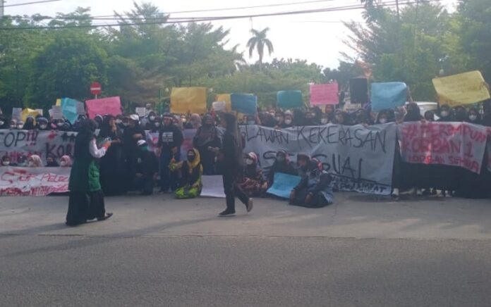 Tolak Putusan Bebas Pelaku Pelecehan Seksual Mahasiswi UNRI, Aliansi Perempuan Riau Peduli Demo di Kantor Kejati Riau