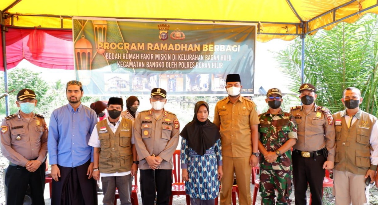 Ramadan Berbagi, Polres Rokan Hilir Bantu Bedah Rumah Warga Kurang Mampu di Bagan Hulu