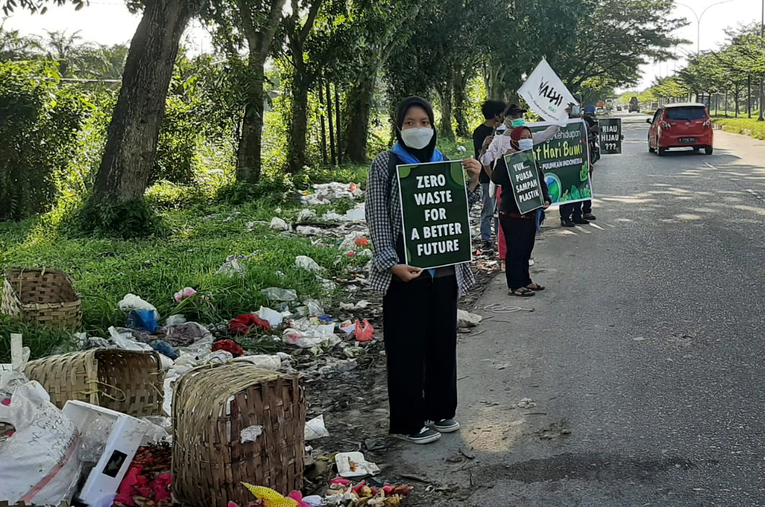 Peringati Hari Bumi, Walhi Riau Berkampanye Sambil Berbagi Takjil Kemasan Ramah Lingkungan