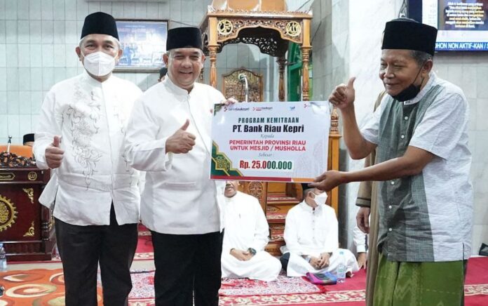 Wakil Gubernur Riau Safari Ramadan Sambil Serahkan CSR BRK ke Masjid Al Iklhas