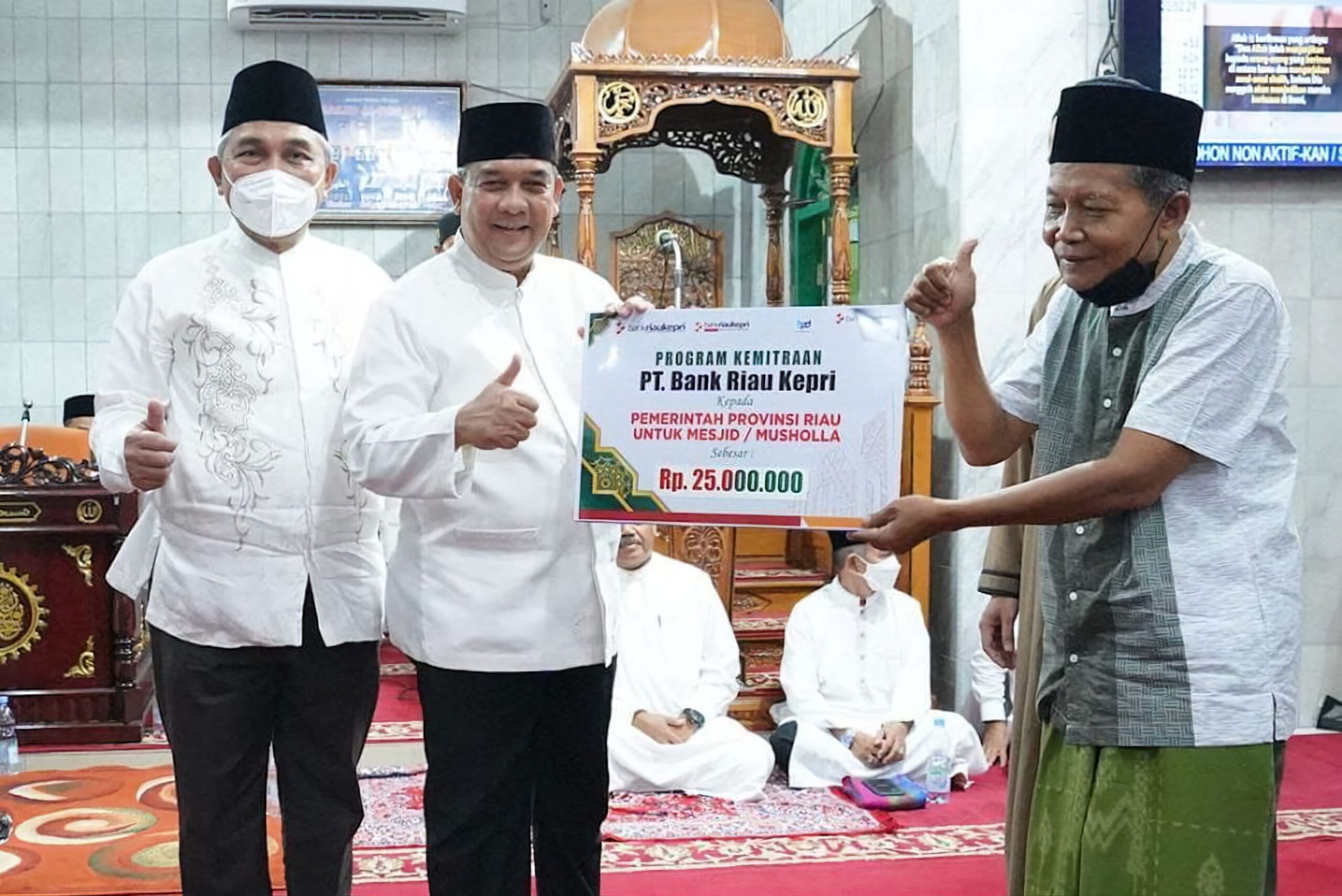 Wakil Gubernur Riau Safari Ramadan Sambil Serahkan CSR BRK ke Masjid Al Iklhas