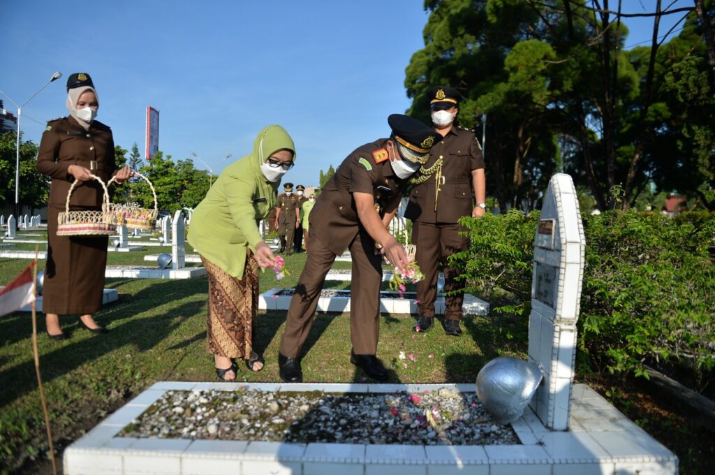 Peringati HBA Ke-62, Kejati Riau Ziarah ke TMP Kusuma Dharma