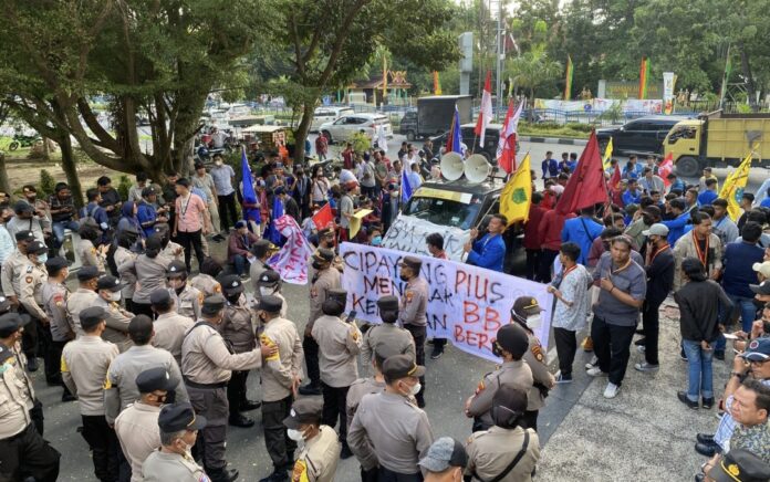 Tolak Kenaikan BBM, Massa Cipayung Plus Pekanbaru Unjuk Rasa di DPRD Riau