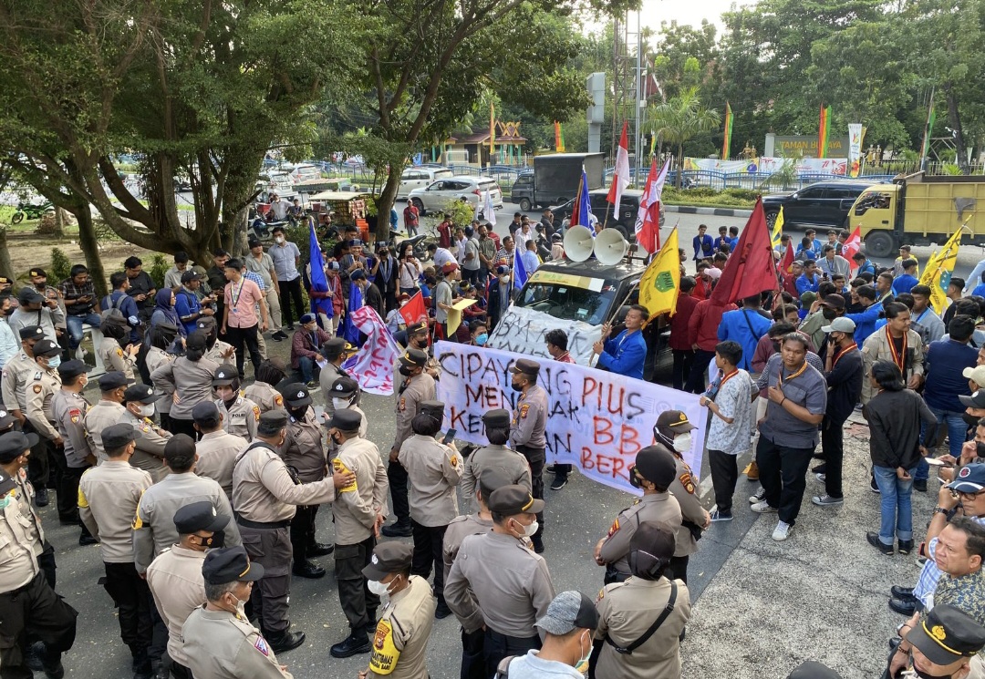 Tolak Kenaikan BBM, Massa Cipayung Plus Pekanbaru Unjuk Rasa di DPRD Riau