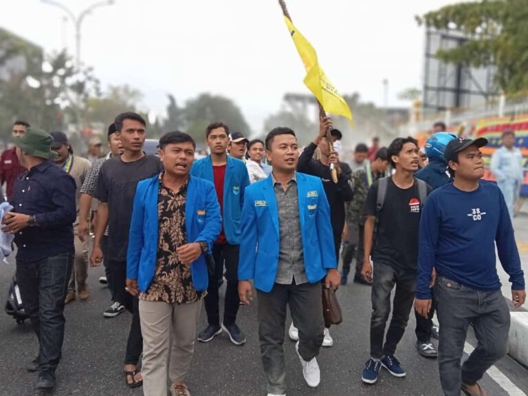 Tuntut Komut dan Dirut BRKS Mundur, Massa PMII Bakar Ban di Depan Kantor Gubernur Riau