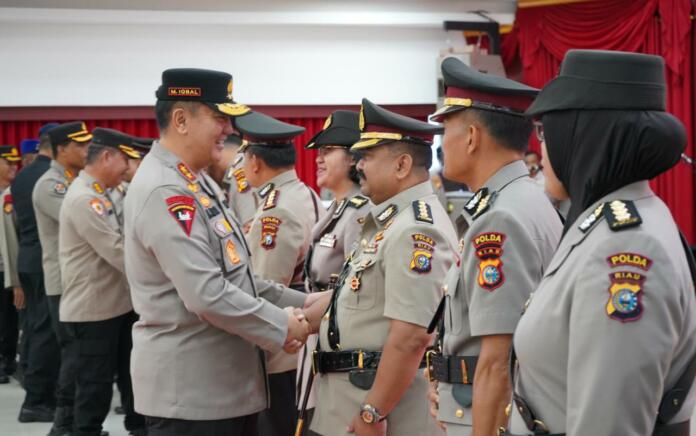 Kapolda Riau Pimpin Upacara Sertijab Sejumlah Pejabat Utama dan Kapolres